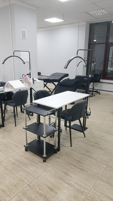 Сдам в аренду маникюрный стол