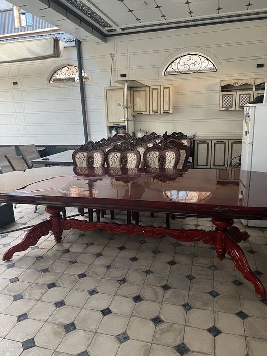 Stol va stullari bilan