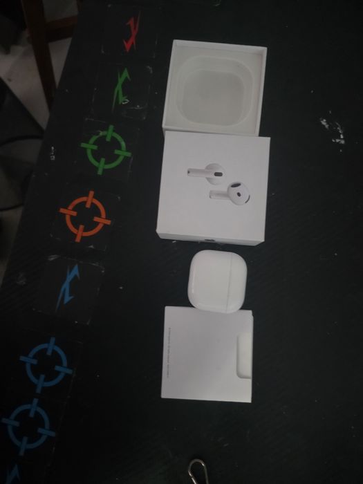 Vând AirPods 4 ANC