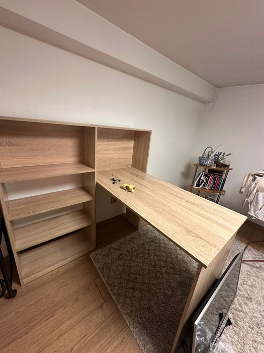 Бюро със секция за съхранение