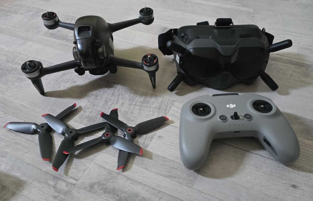 DJI FPV Combo + Goggles + Motion Controller + elice extra