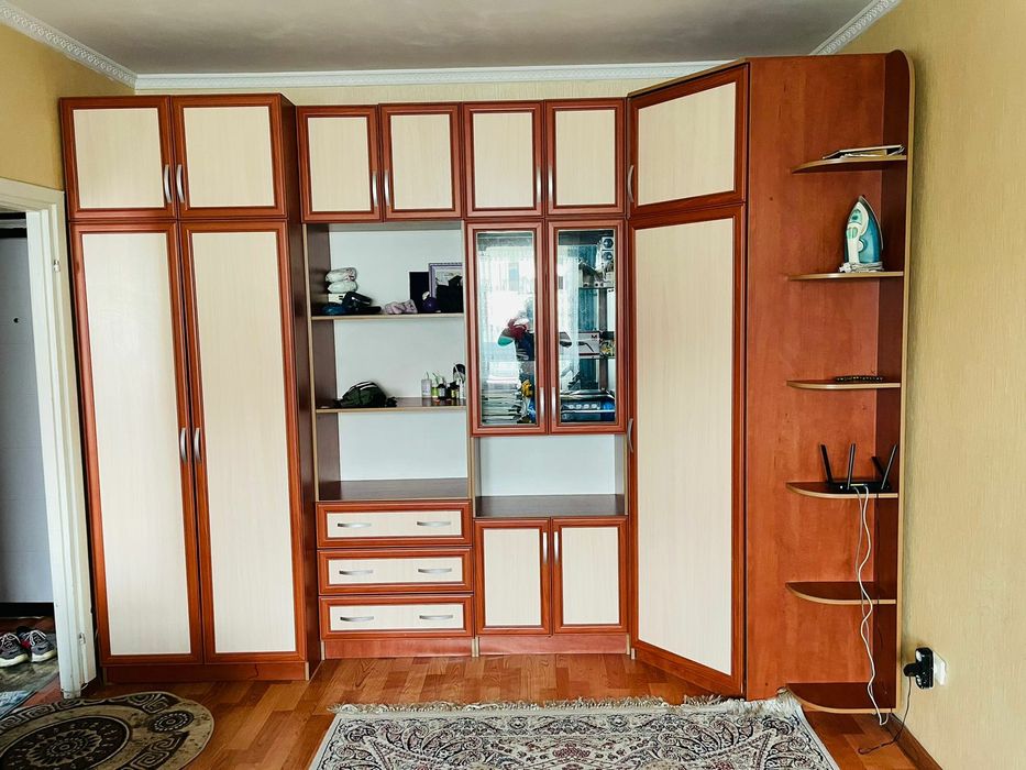 Продам гостиной угловой шкаф, стенка