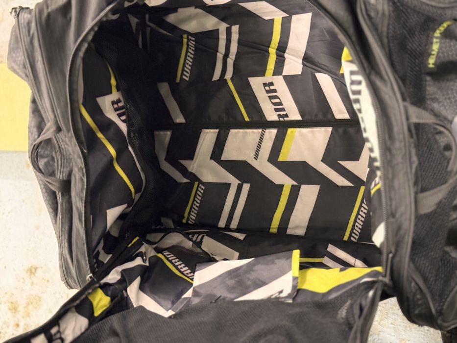 Продам хоккейный баул.