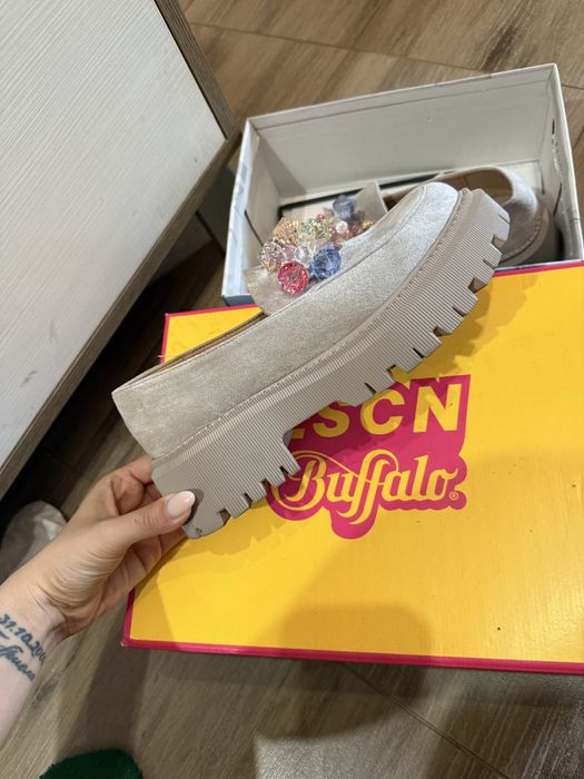 Продавам ежедневни обувки