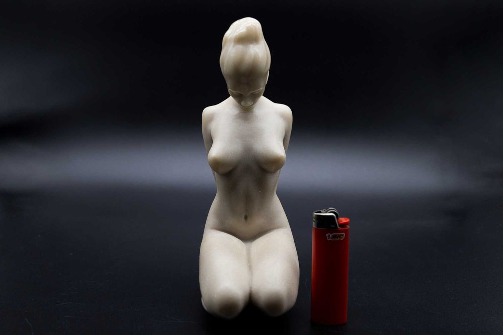 Ръчно изработена мраморна скулптура „Елиана“ – поставка за книги