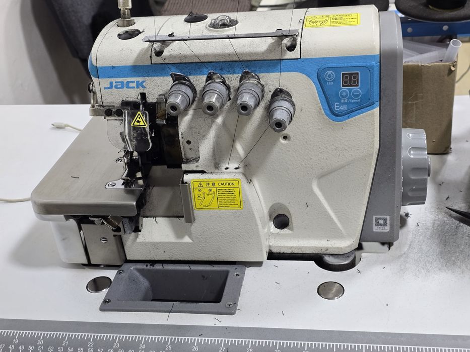 Продам оверлок jack e4