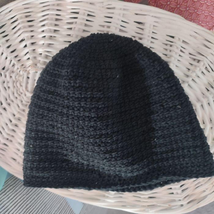Черна шапка, ръчно изплетена