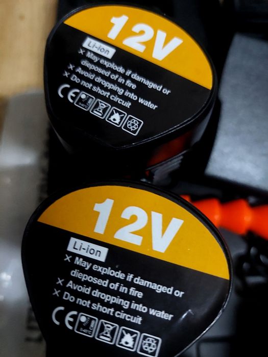 Geanta - valiza cu scule la 12 V.  de gaurit,infiletat si alte operatii
