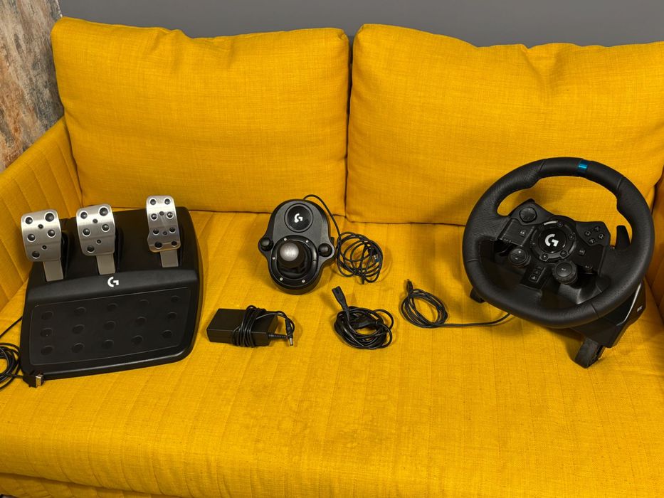 Volan Logitech g923 cu schimbator de viteze si pedale
