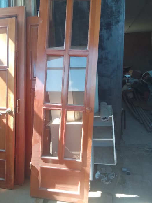 Оконные блоки, двери, столы, подставки для телевизора