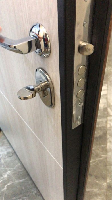 Замена замка выходной двери Замена сердцевина Замена ручки двери