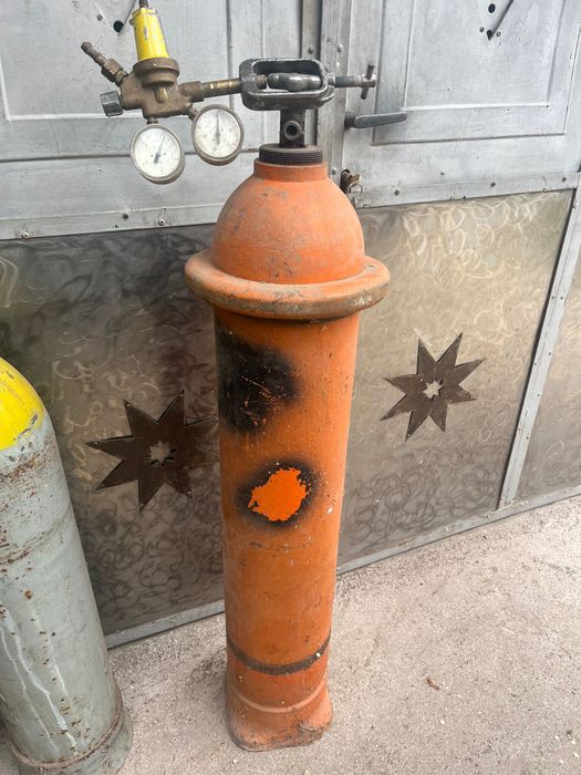 Продавам две кислородни бутилки, с тях също има резач и две горелки!