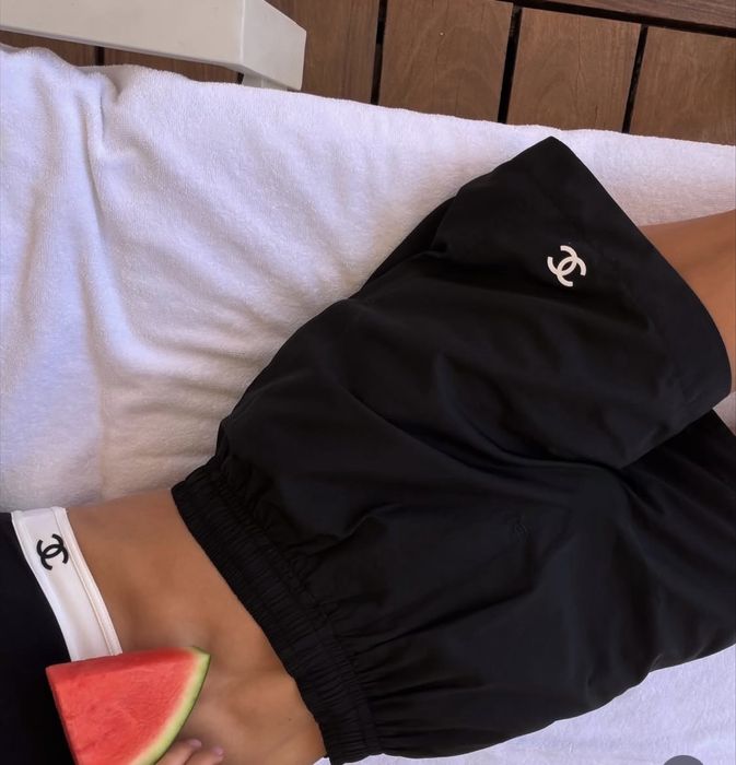 Chanel  къси бермуди и топ , шапка