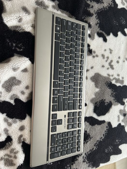 Vand doua tastaturi de calculator