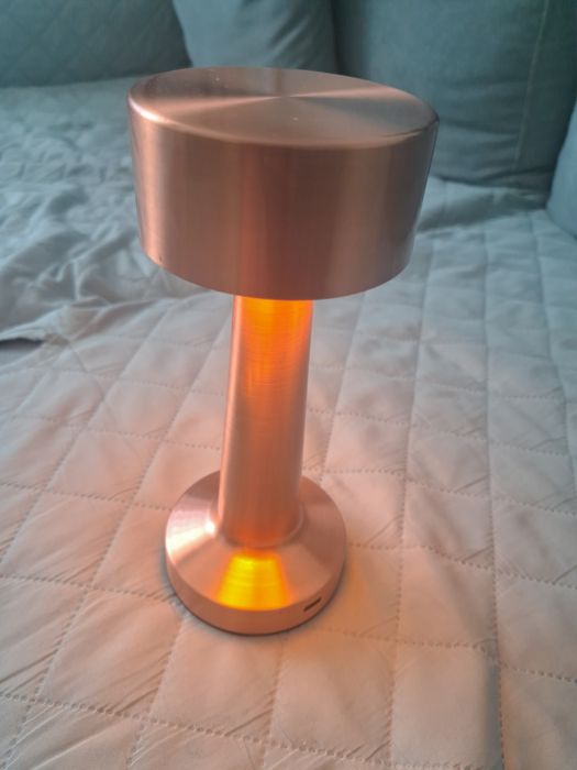 Lampa cu touch, suprafata metalica  aspect cupru, incarcare USB type C, lumina calda si rece, reglare intensitate
