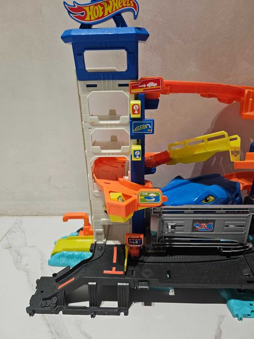 Hot wheels писта Паркинг гараж акула