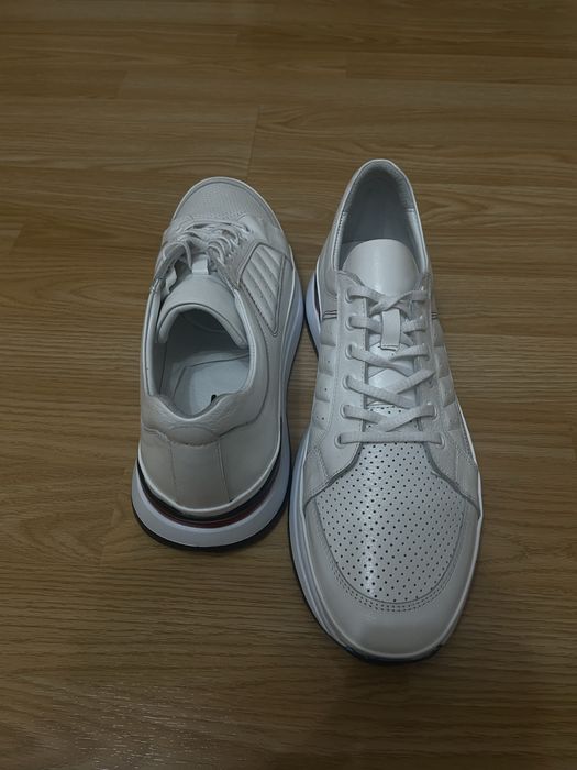 Мужские кроссовки белые