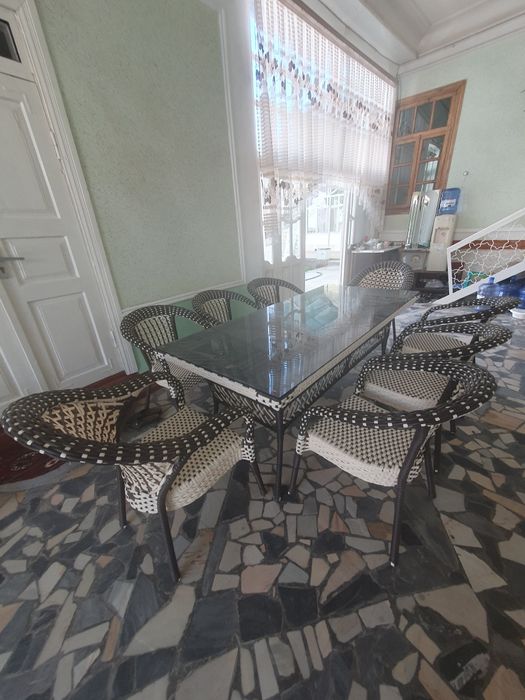 To'qilgan stol stullar