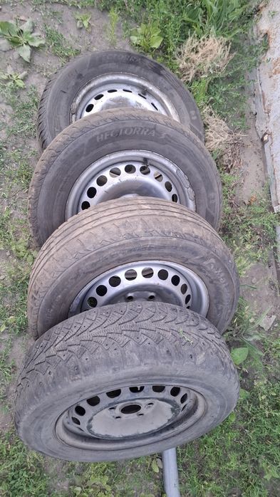 Продам комплект  шин на дисках  R15