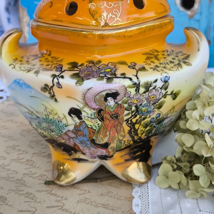 Японски порцеланов съд с капак( арома/ тамян)