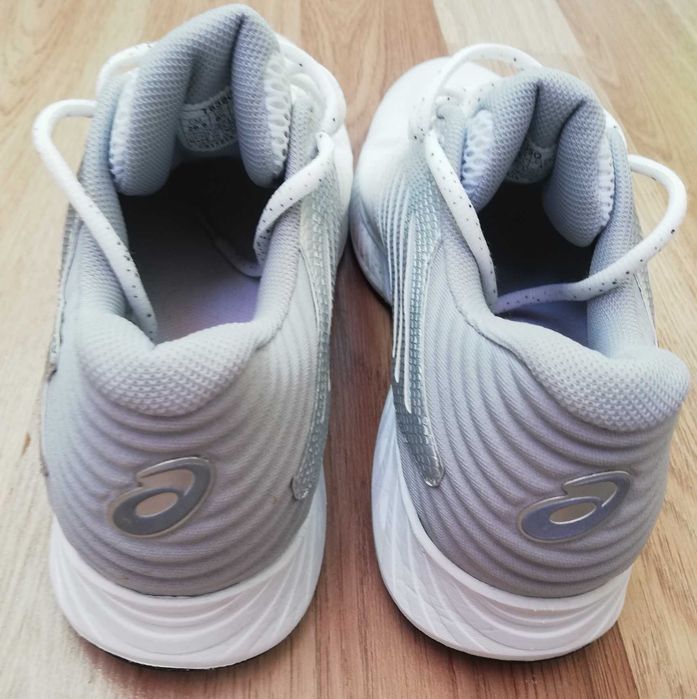 Маратонки на Asics ном. 42