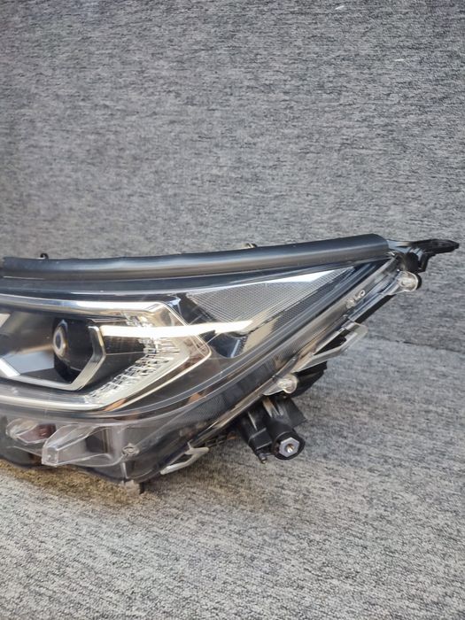 Far stanga Toyota Rav 4