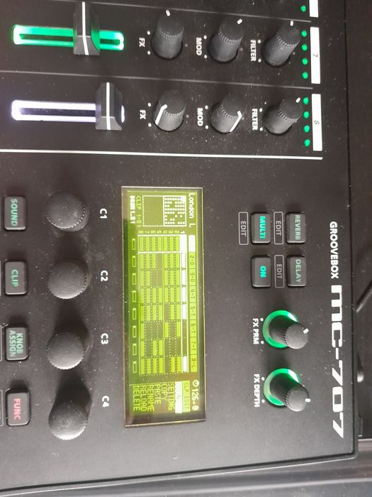 Roland MC-707 Groovebox Vân Onesti • OLX.ro