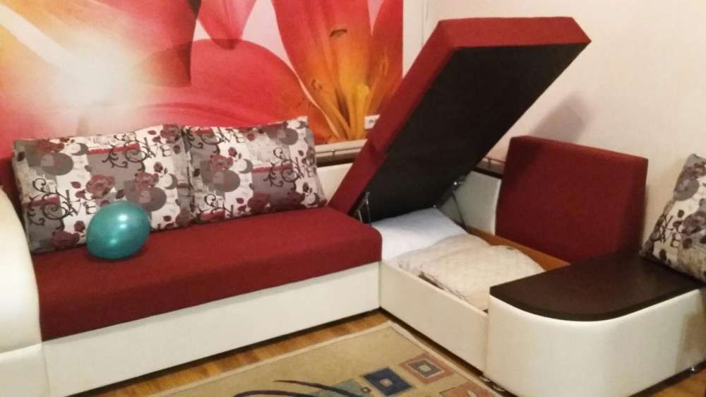 Продам угловой диван с креслом