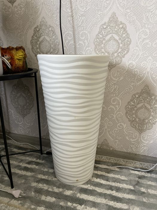 Большой белый цветочный горшок (кашпо)