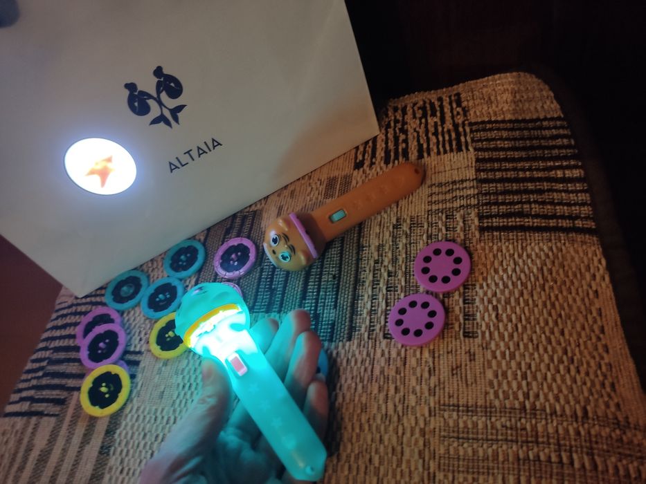 Скидка!Обучающая интерактивная led игрушка фонарик со слайдами