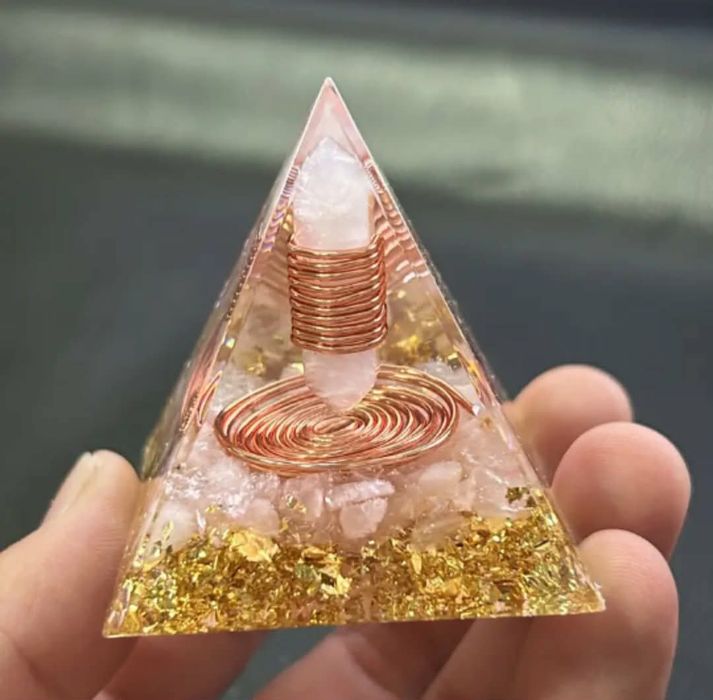 Мед и розор кварц пирамида - декорация и здраве