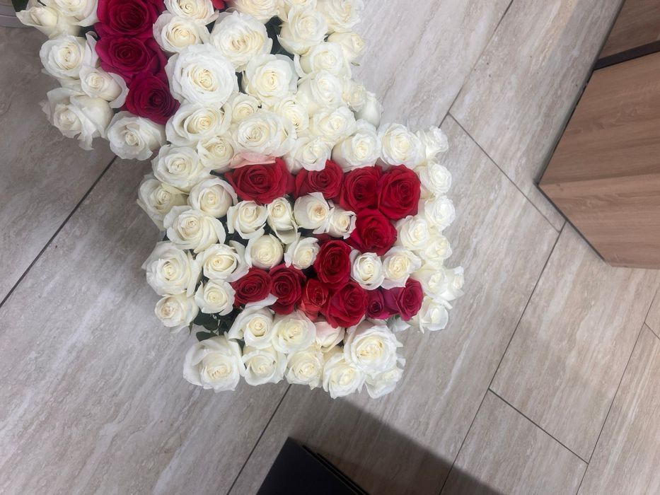 Цветы,буквы инициалы ,51 роза