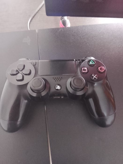 Vand playstation 4 cu toate cablurile necesare ,o maneta + 5 jocuri