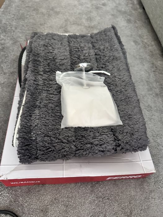 Diverse pentru baie (2 covorase, capac wc, suport hartie igienica etc)