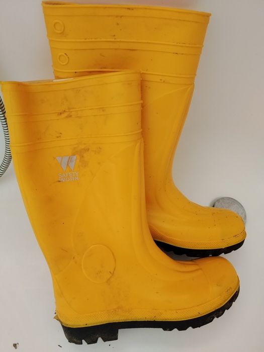 Cizme de protecție cu fier în bot noi.