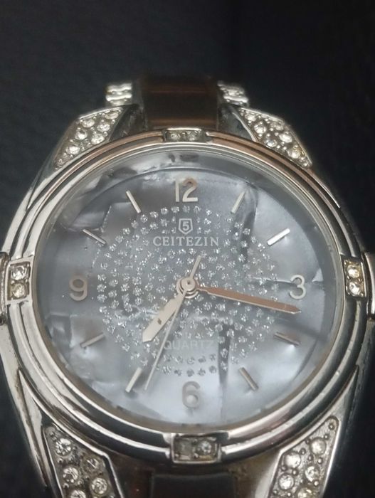 Стилен дамски кварцов  часовник на марката CEITEZIN