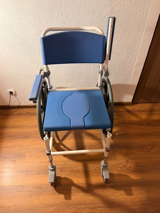 Scaun WC cu roti blocabile