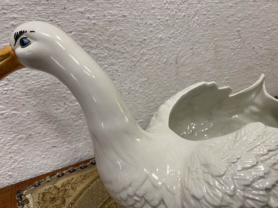 Италианска кашпа лебед от порцелан
