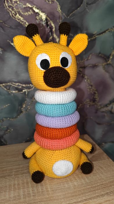 Вязаная пирамидка Жираф