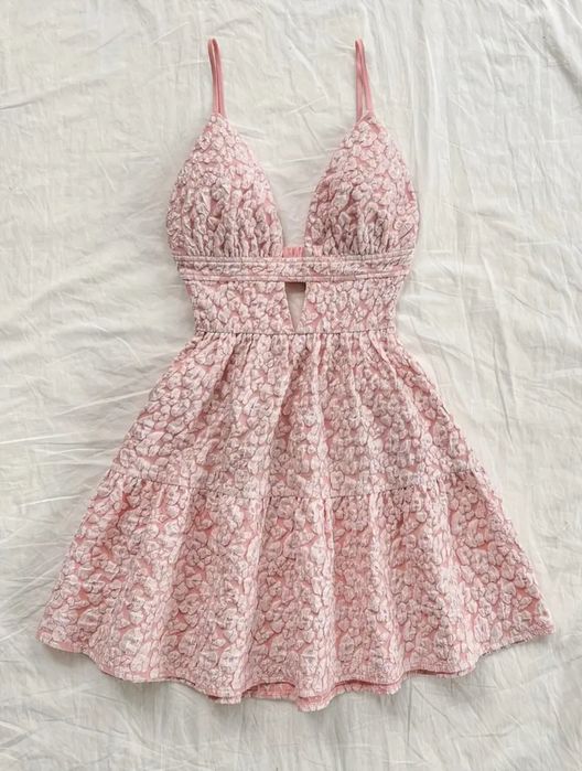 Платье летнее с элегантным вырезом