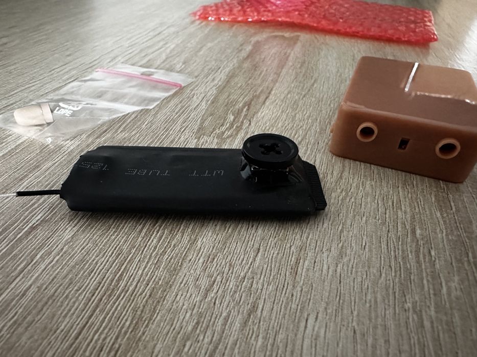 Închiriez casca + camera in nasture pentru copiat