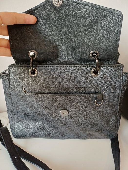 Guess сиво черна чанта