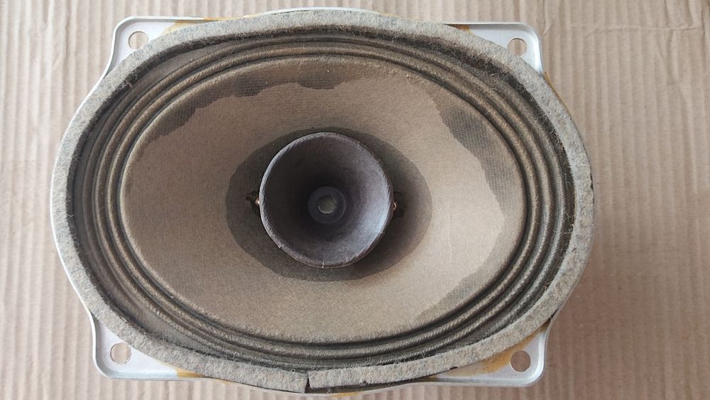 Стар голям висоговорител от лампово радио.