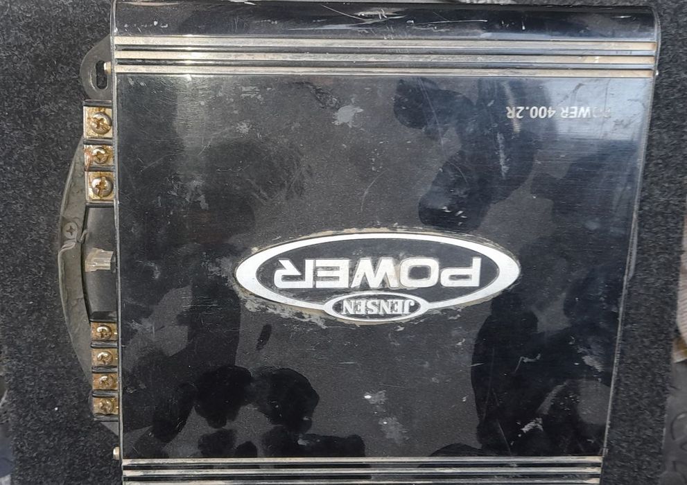 Kuchaytirgich "JENSEN POWER 400.2R" modeliga o'xshaydi,