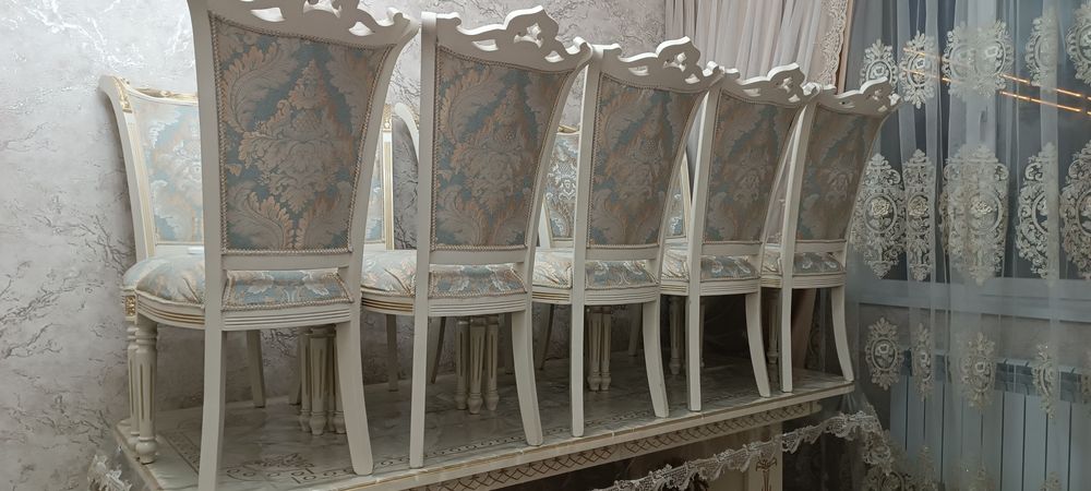 Стол и стулья для зала
