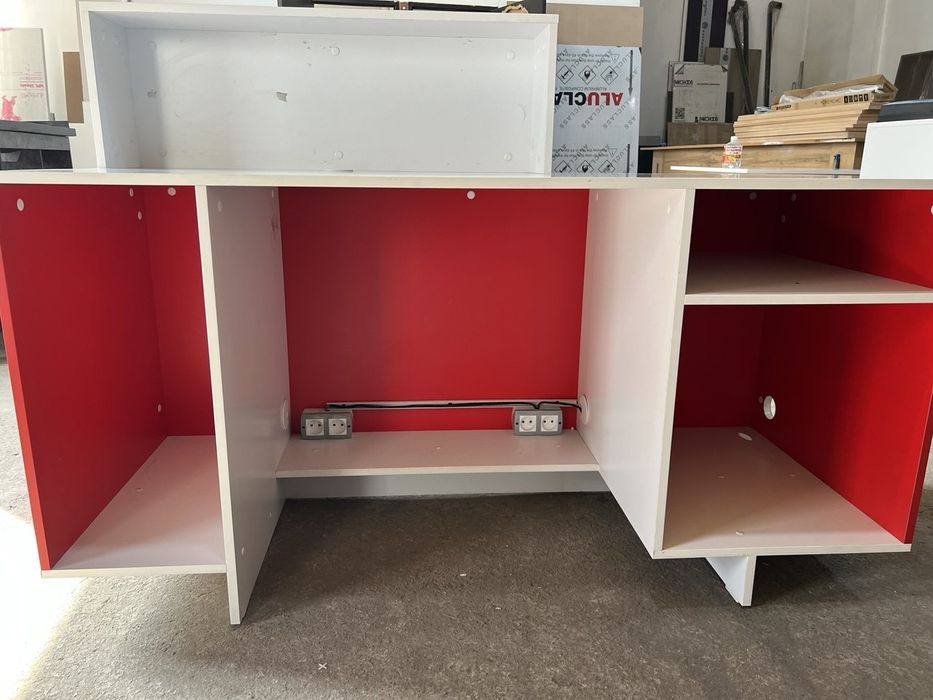 Ресепшен, пуфики и столы