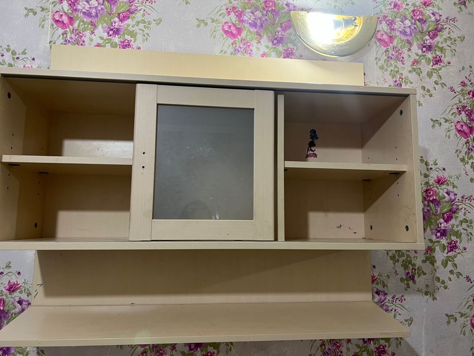 Парта  и полка для книжек. Стол