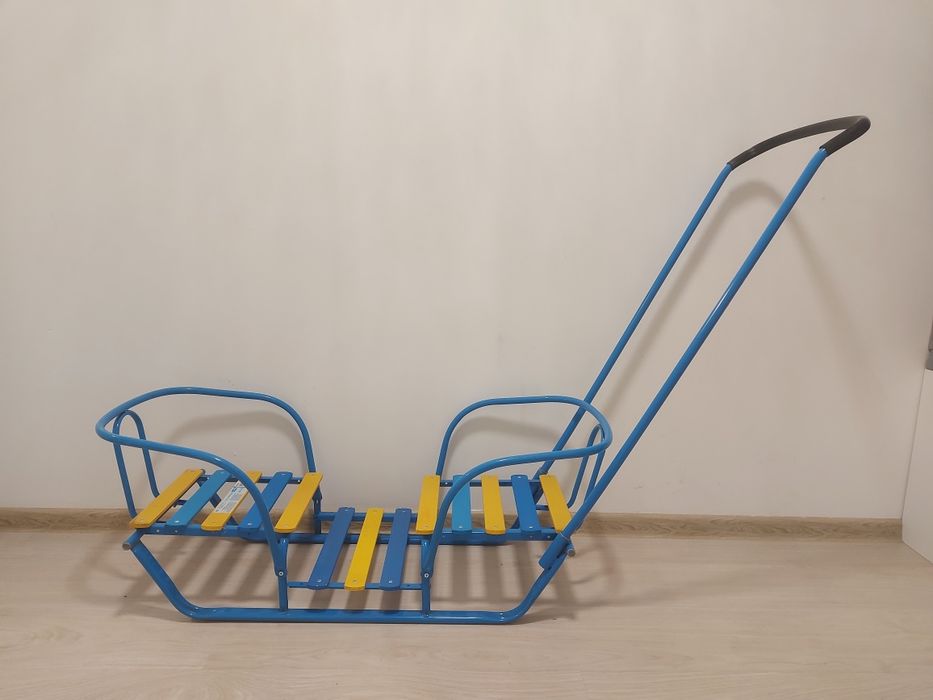 Санки-двойняшки.