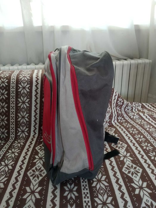 Продавам  НОВА раница удобна за градски условия Daniel Ray