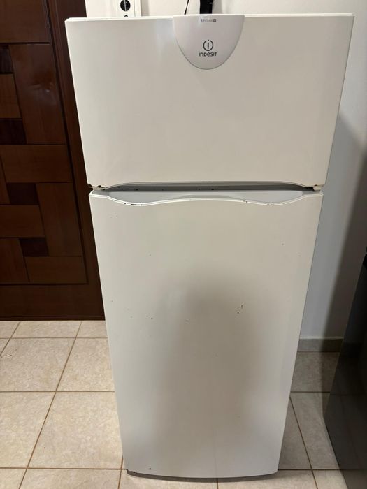 Vând Frigider INDESIT funcționează perfect